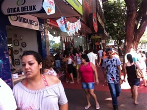 Comércio lotado neste domingo em Maringá